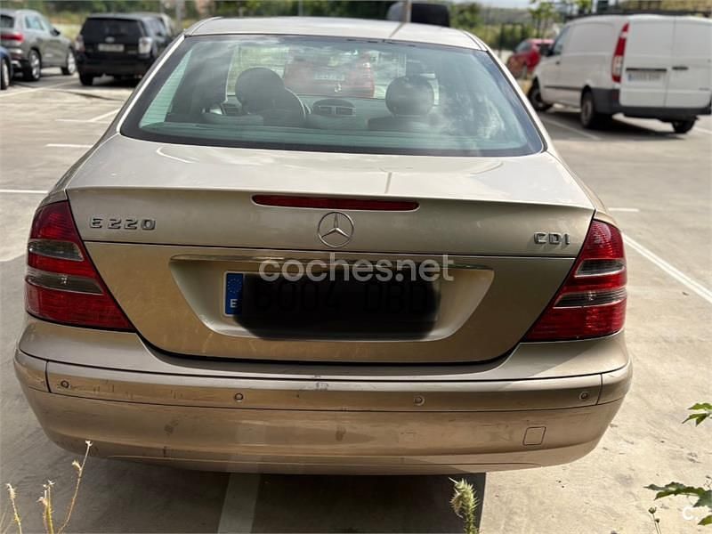 Usado Mercedes E220 Classic 150 CV (110 kW) 2004 Beige Berlina