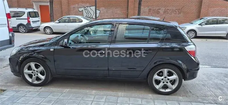 Usado Opel Astra Cosmo 100 CV (73 kW) 2007 Negro Berlina
