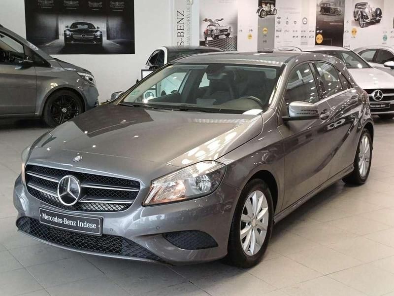 Usado Mercedes A180 Urban 122 CV (89 kW) 2014 Gris Utilitario