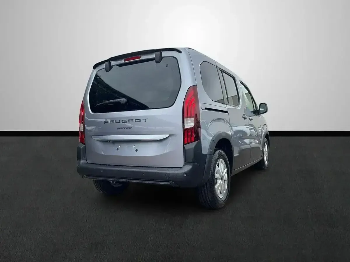 Usado Peugeot Rifter Allure 130 CV (95 kW) 2024 Gris Monovolumen