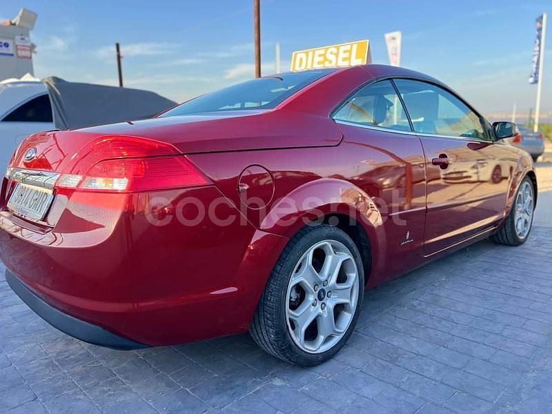 Usado Ford Focus Cabriolet Titanium 136 CV (100 kW) 2008 Granate Descapotable