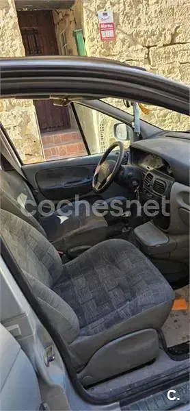 Usado Renault Scénic Dynamique 120 CV (88 kW) 2003 Beige Monovolumen