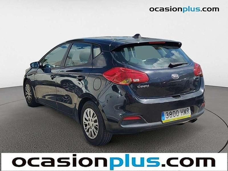 Usado Kia Ceed 90 CV (66 kW) 2012 Negro Utilitario