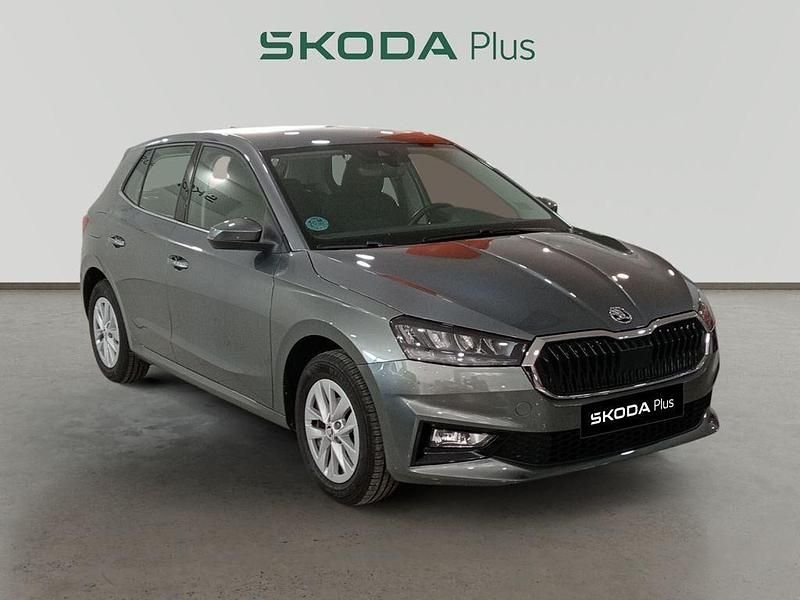 Gris Usado 2025 Skoda Fabia Selection Berlina | 21.390 € (Buen precio) - Imagen 1/4