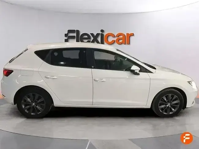 Usado Seat Leon Style 130 CV (95 kW) 2018 Blanco