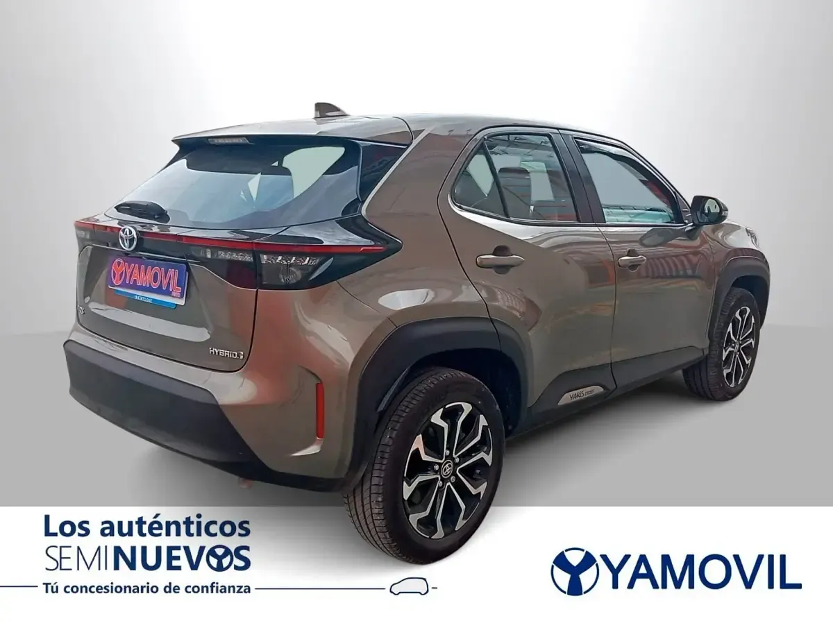 Usado Toyota Yaris Style 116 CV (85 kW) 2024 Gris Utilitario