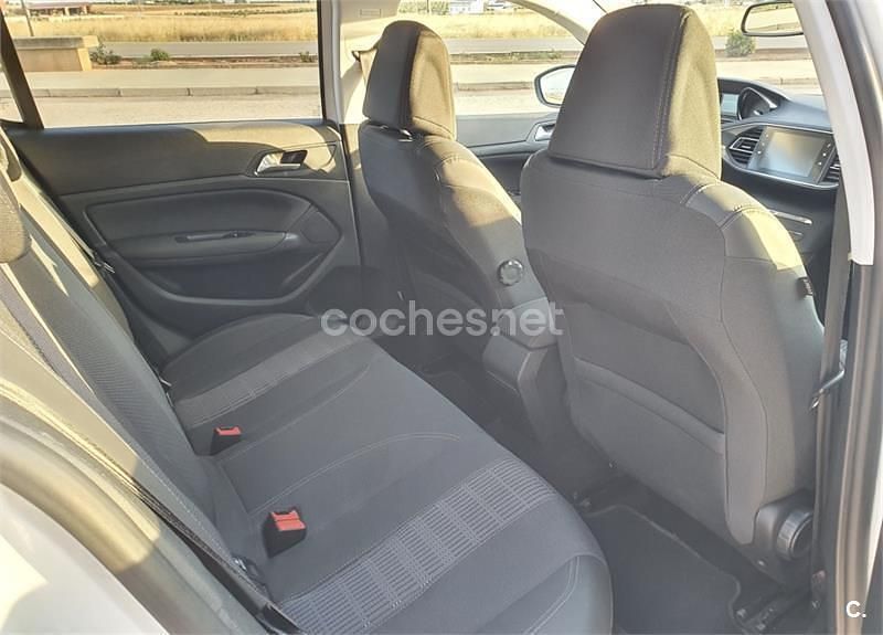 Usado Peugeot 308 Allure 130 CV (95 kW) 2018 Blanco Berlina