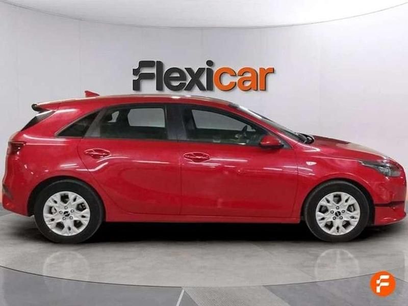 Usado Kia Ceed 101 CV (74 kW) 2023 Rojo Utilitario