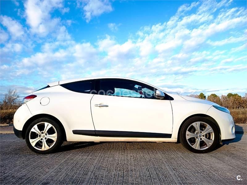 Usado Renault Mégane Dynamique 105 CV (77 kW) 2010 Blanco Berlina
