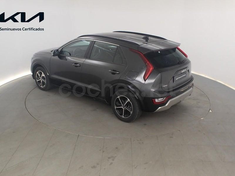 Usado Kia Niro 141 CV (103 kW) 2024 Gris / plata SUV