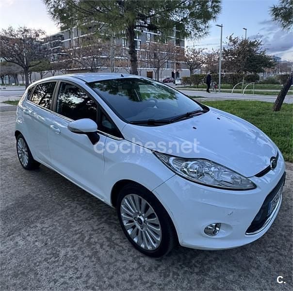 Usado Ford Fiesta Titanium 90 CV (66 kW) 2009 Blanco Utilitario