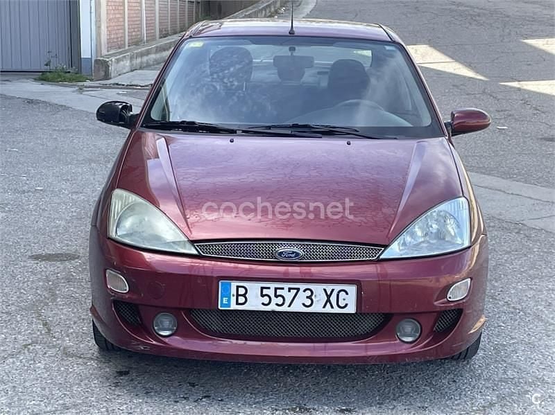Usado Ford Focus Ghia 90 CV (66 kW) 2000 Granate Berlina