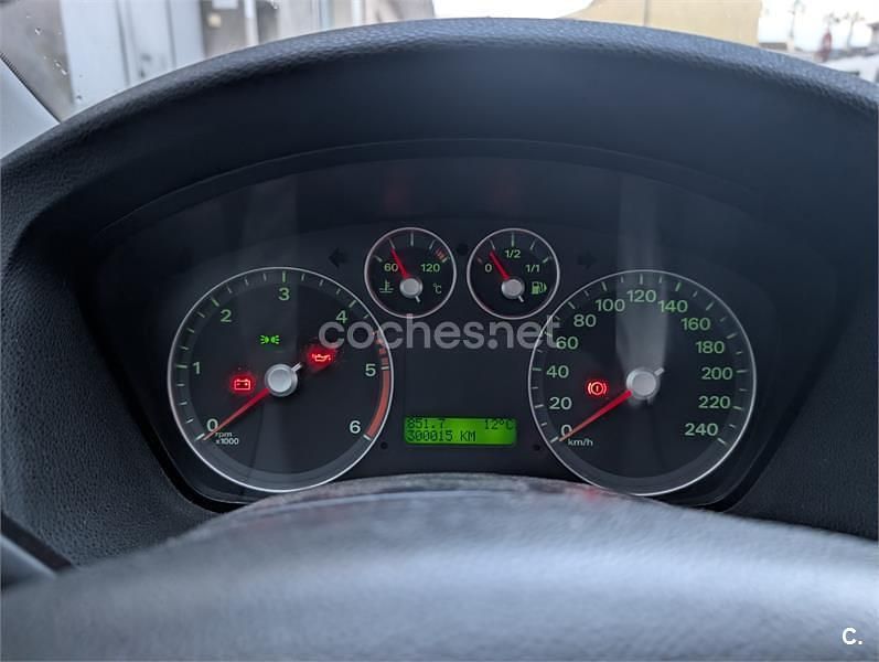 Usado Ford Focus Titanium 136 CV (100 kW) 2005 Gris / plata Berlina