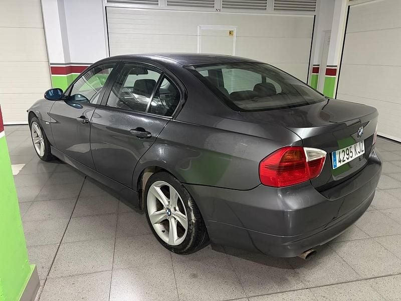 Usado BMW 318 143 CV (105 kW) 2007 Gris Berlina
