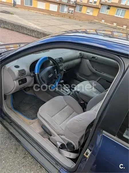 Usado Audi A3 Attraction 110 CV (80 kW) 1999 Azul Utilitario