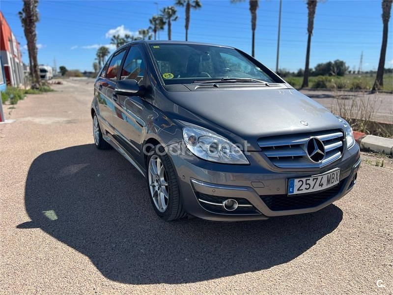 Usado Mercedes B180 Sport Edition 109 CV (80 kW) 2011 Gris / plata Monovolumen
