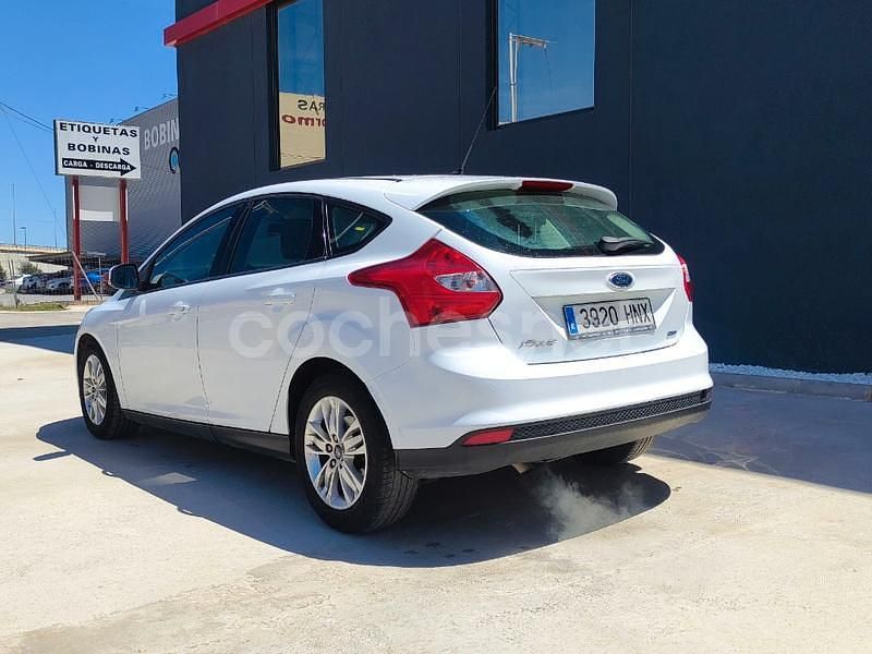Usado Ford Focus 125 CV (91 kW) 2014 Blanco Berlina