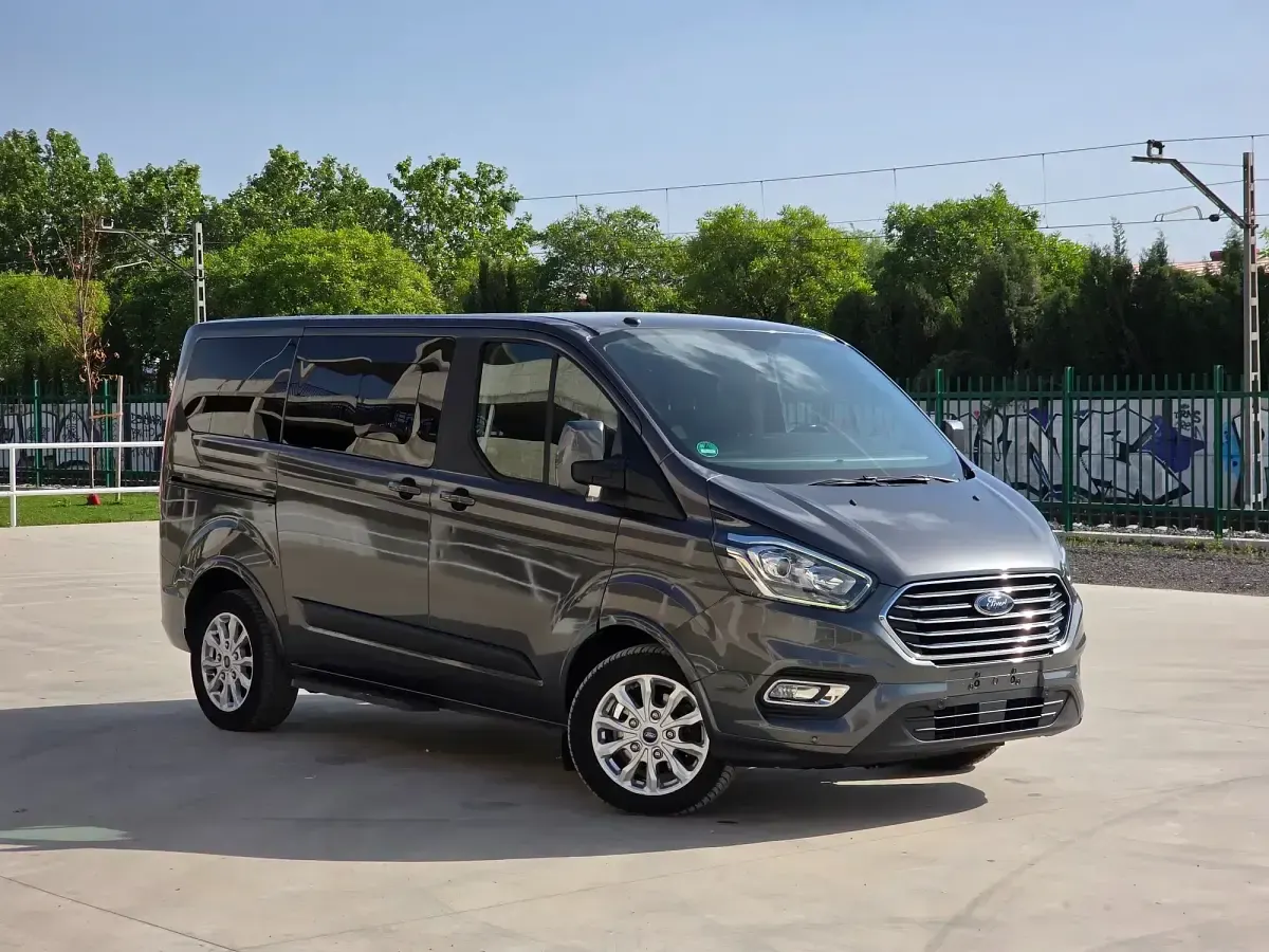 Usado Ford Tourneo Custom Trend 130 CV (95 kW) 2019 Gris Van