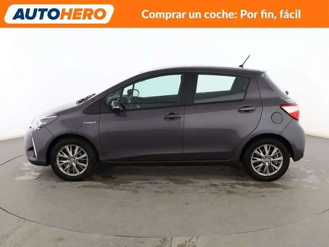 Usado Toyota Yaris Hybrid Active 99 CV (72 kW) 2019 Gris Utilitario