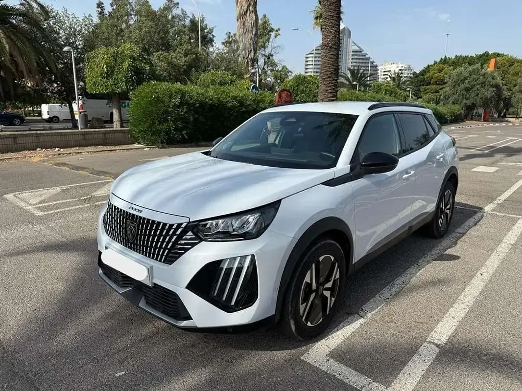 Usado Peugeot 2008 Allure 144 CV (105 kW) 2025 Blanco SUV