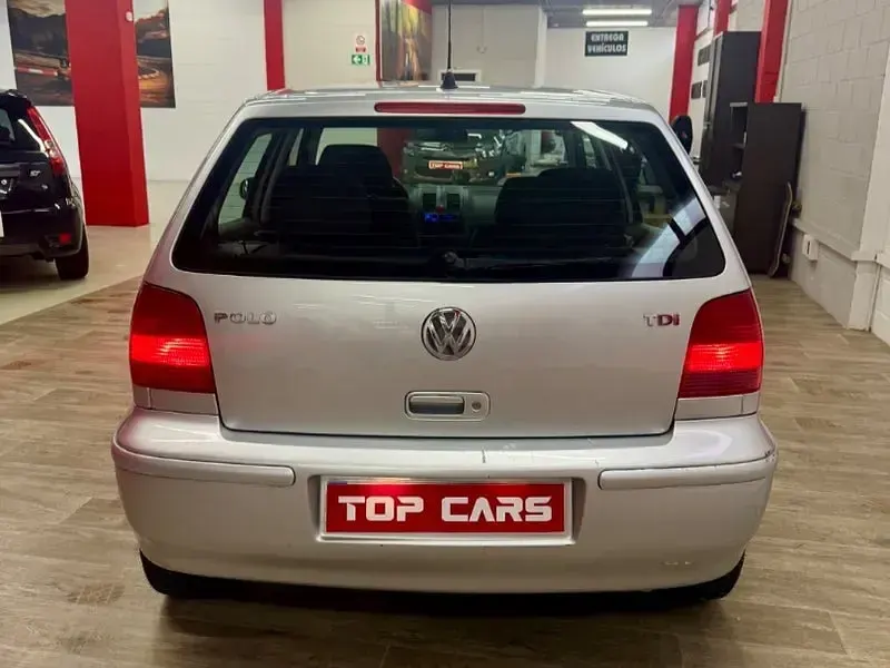 Usado VW Polo Highline 75 CV (55 kW) 2002 Gris / plata Berlina