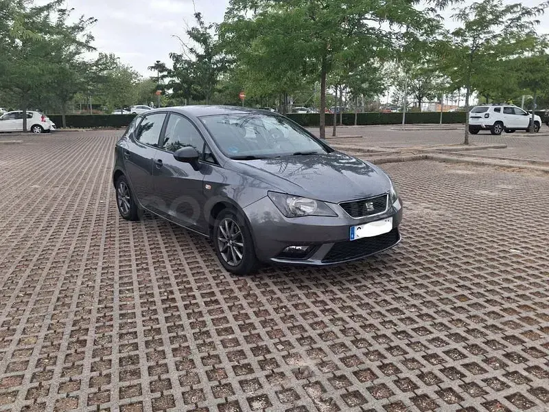 Usado Seat Ibiza I-Tech 70 CV (51 kW) 2015 Gris / plata Berlina
