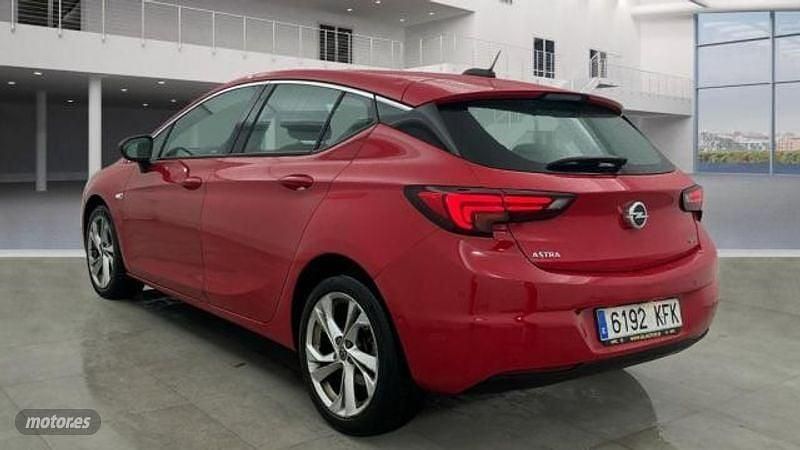 Usado Opel Astra Dynamic 136 CV (100 kW) 2017 Rojo Berlina
