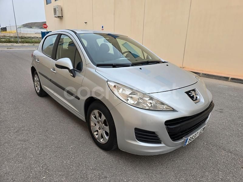 Usado Peugeot 207 Business-Line 70 CV (51 kW) 2010 Gris / plata Berlina