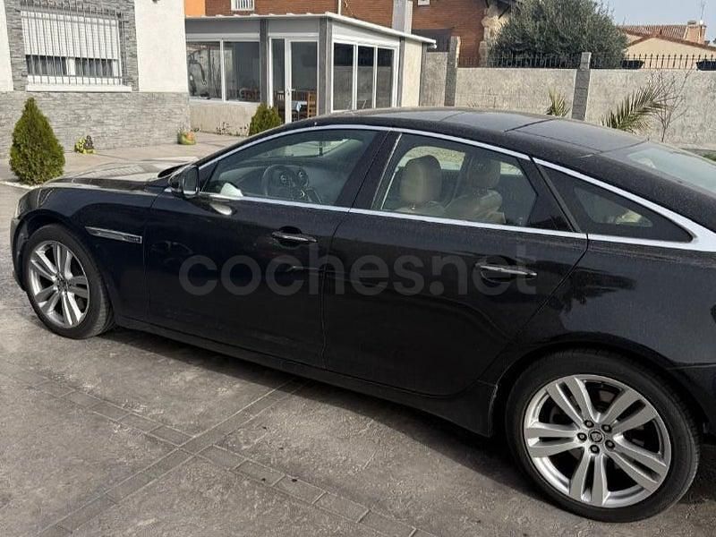 Usado Jaguar XJ Premium Luxury 275 CV (202 kW) 2012 Negro Berlina