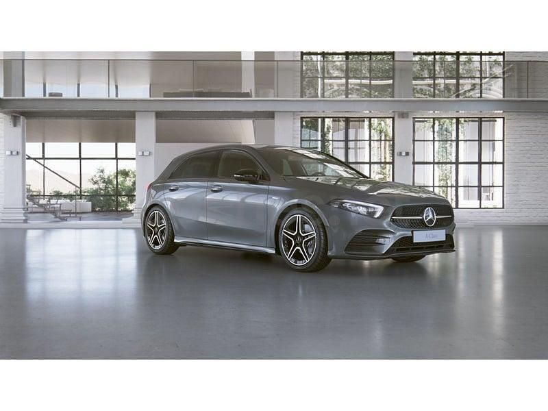 Usado Mercedes A180 AMG line 116 CV (85 kW) 2021 Mountaingrau  met. Berlina