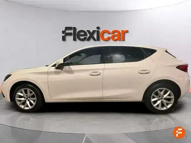 Usado Seat Leon Style 130 CV (95 kW) 2024 Blanco Familiar