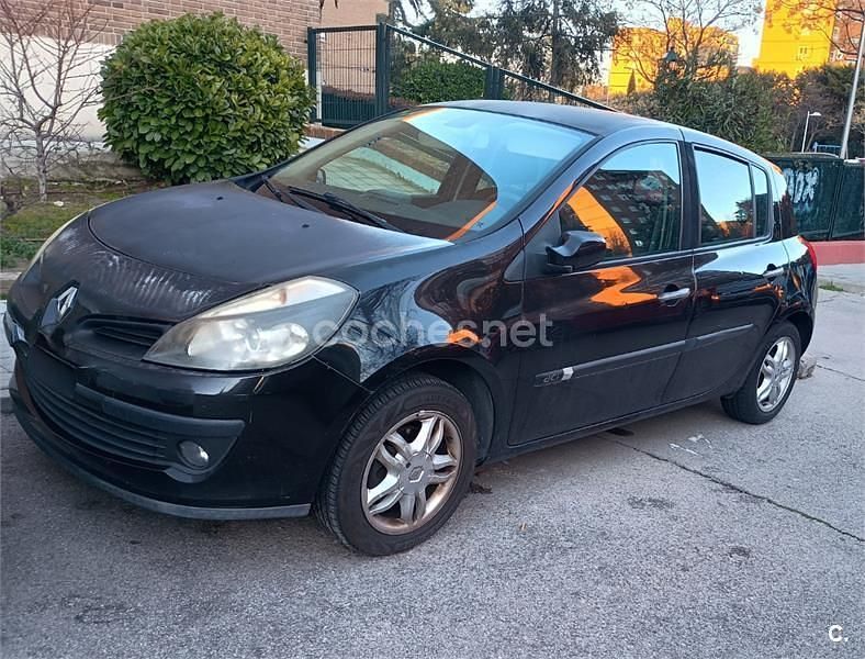 Negro Usado 2006 Renault Clio II Dynamique Berlina | 2500 € (Buen precio) - Imagen 1/4