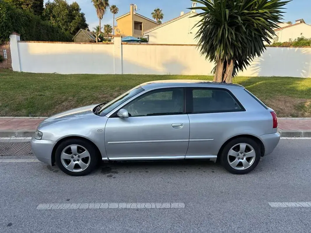 Usado Audi A3 Ambiente 102 CV (75 kW) 2003 Plateado Utilitario