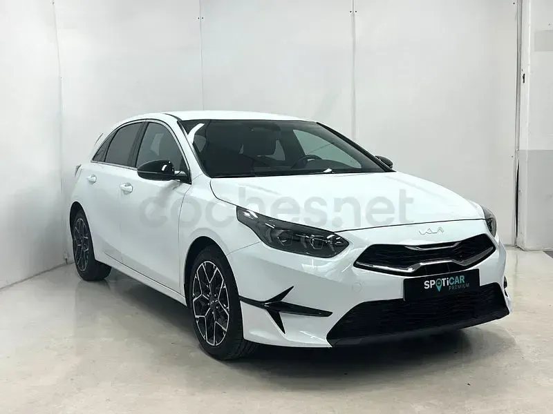 Usado Kia Ceed Style 100 CV (73 kW) 2025 Blanco Utilitario