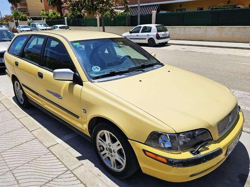 Amarillo Usado 2001 Volvo V40 Berlina | 2490 € - Imagen 1/4