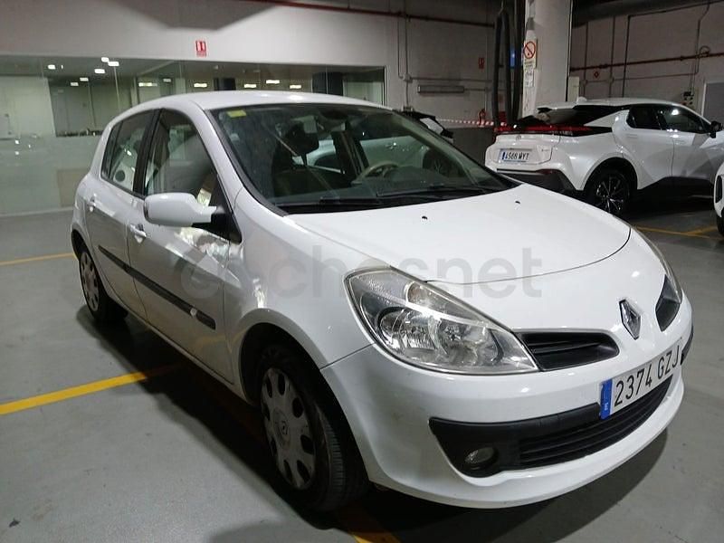 Usado Renault Clio II Privilege 105 CV (77 kW) 2007 Blanco Berlina