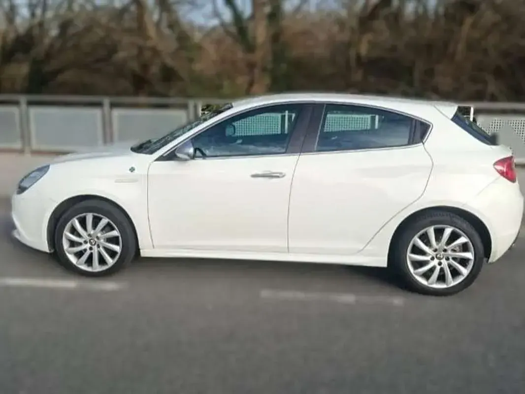 Usado Alfa Romeo Giulietta Distinctive 170 CV (125 kW) 2010 Blanco Utilitario