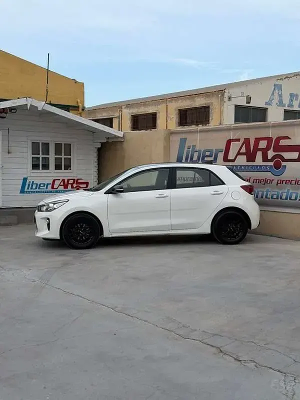 Usado Kia Rio 101 CV (74 kW) 2020 Blanco Utilitario