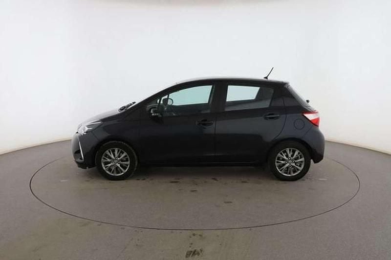 Usado Toyota Yaris Hybrid Active 101 CV (74 kW) 2017 Negro Berlina