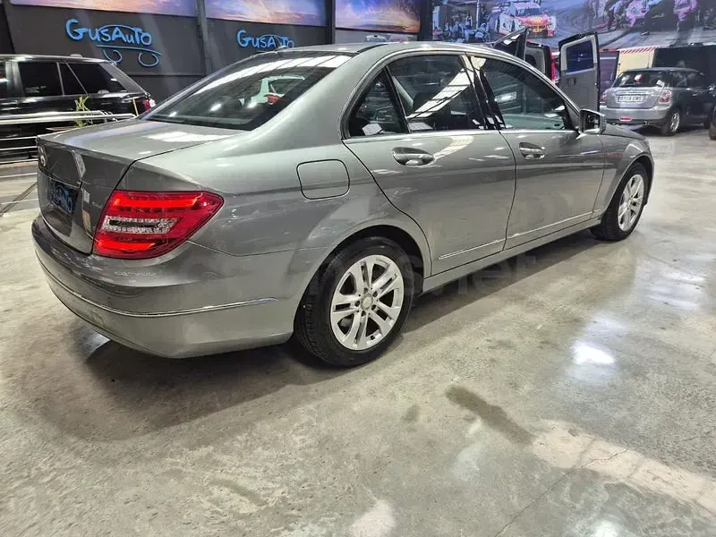 Usado Mercedes C220 Avantgarde 170 CV (125 kW) 2013 Gris / plata Berlina