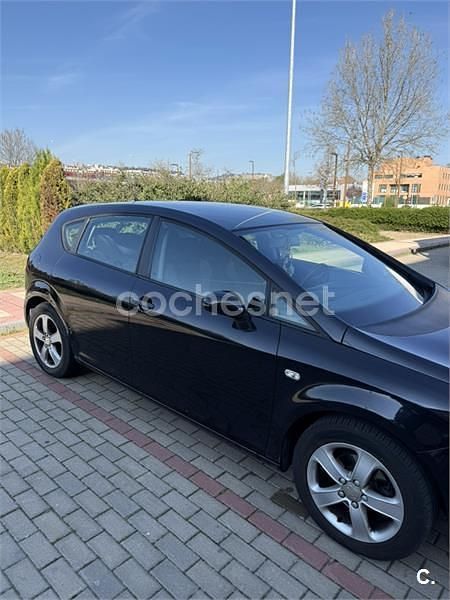 Usado Seat Leon Ecomotive 105 CV (77 kW) 2009 Negro Utilitario