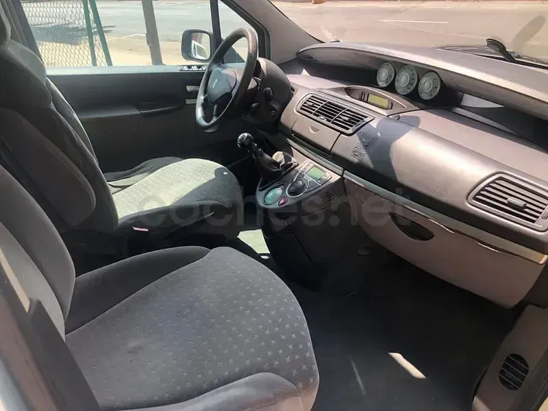 Usado Peugeot 807 120 CV (88 kW) 2006 Verde Monovolumen