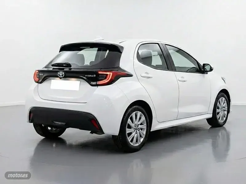 Usado Toyota Yaris Hybrid Active 116 CV (85 kW) 2022 Blanco Berlina