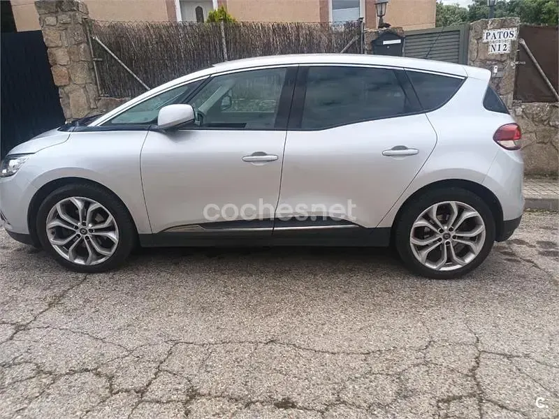 Usado Renault Grand Scénic IV Life 120 CV (88 kW) 2020 Gris / plata Monovolumen