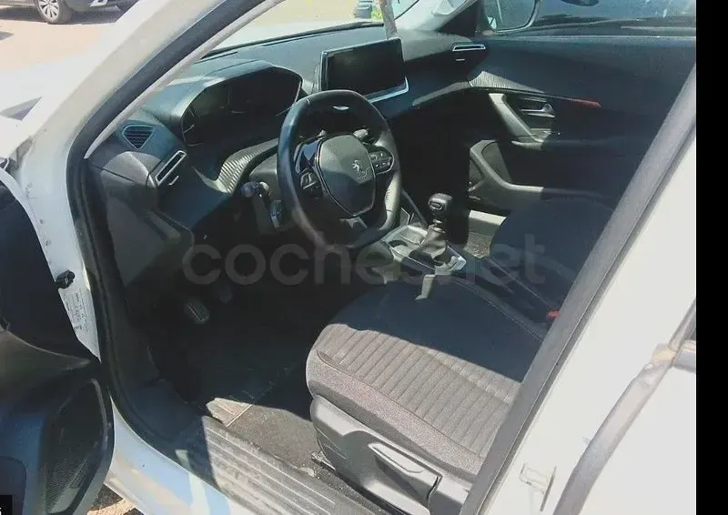Usado Peugeot 2008 Active 110 CV (80 kW) 2021 Blanco SUV