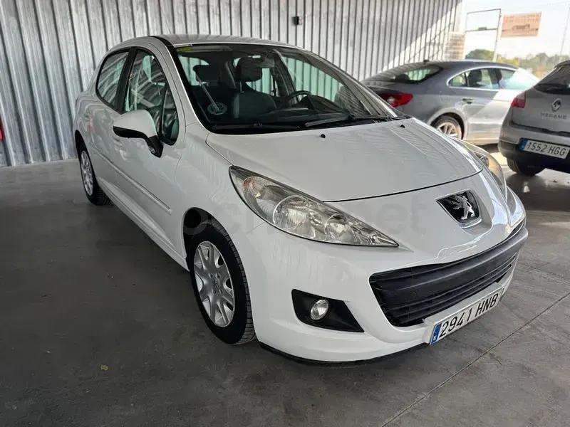 Usado Peugeot 207 75 CV (55 kW) 2013 Blanco Berlina