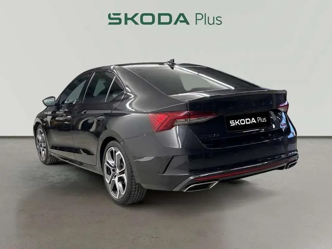 Usado Skoda Octavia RS 200 CV (147 kW) 2023 Negro Utilitario
