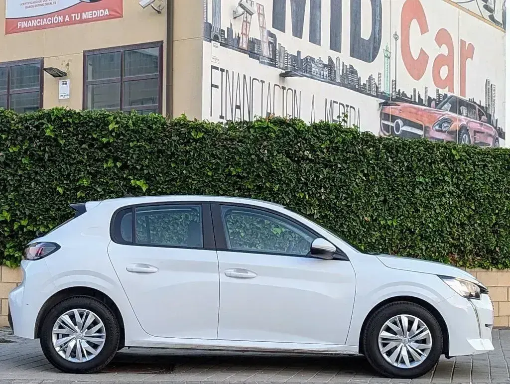 Usado Peugeot 208 Allure 100 CV (73 kW) 2021 Blanco Utilitario