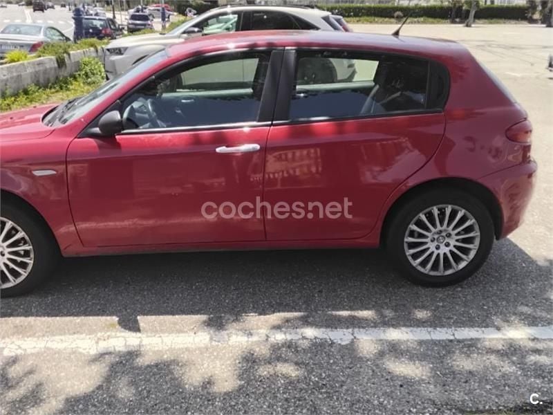 Rojo Usado 2005 Alfa Romeo 147 Distinctive Utilitario | 3000 € (Buen precio) - Imagen 1/4