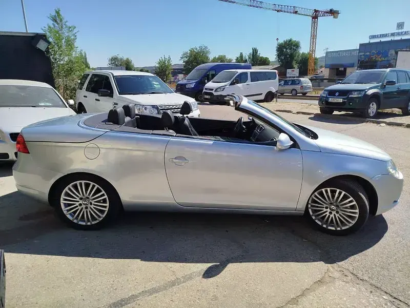Usado VW Eos 150 CV (110 kW) 2008 Gris / plata Descapotable
